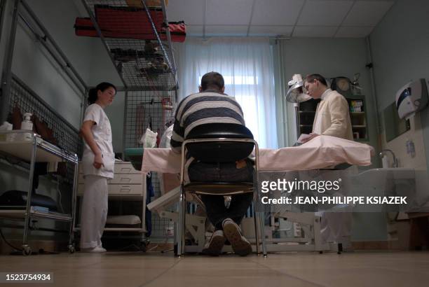 Des médecins psychiatres parlent à un patient, le 22 décembre 2006 à l'hôpital Saint-Jean de Dieu à Lyon. Sa création par l'Ordre Hospitalier des...