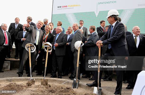 Uwe Seeler, Ullrich Sierau, mayor of Dortmund, Hannelore Kraft, German Social Democrats and Governor of the German state of North Rhine-Westphalia...