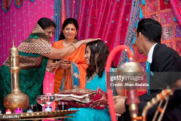 indian woman blessing indian bride - indian wedding ceremony photos et images de collection