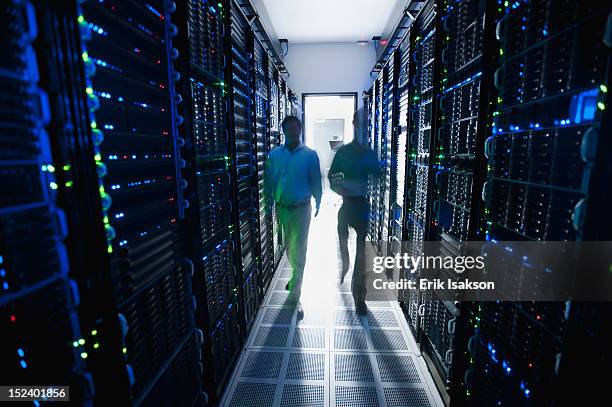 businessmen walking in server room - provo 個照片及圖片檔