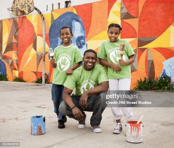 father and children volunteering together - father and children volunteering imagens e fotografias de stock