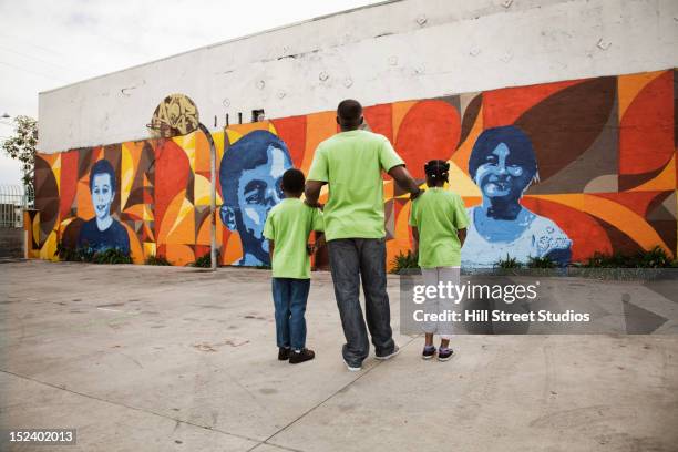 father and children volunteering together - father and children volunteering imagens e fotografias de stock