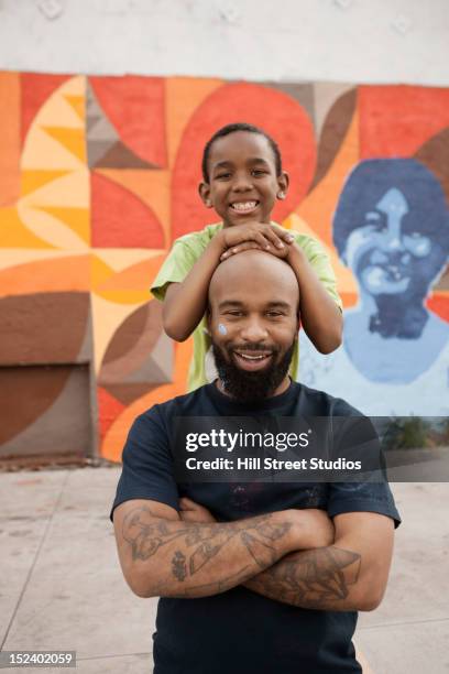 smiling father and son - father and children volunteering imagens e fotografias de stock