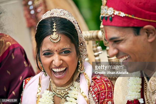 indian bride and groom in traditional clothing - indian bride closeup stock-fotos und bilder
