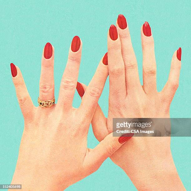 illustrazioni stock, clip art, cartoni animati e icone di tendenza di mani femminili con smalto rosso - smalto