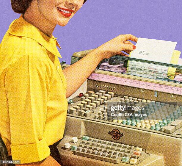 illustrazioni stock, clip art, cartoni animati e icone di tendenza di donna con attrezzature per ufficio - macchina da scrivere