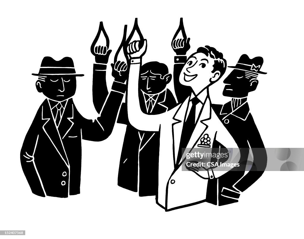 Sonriente hombre en otro grupo de hombres