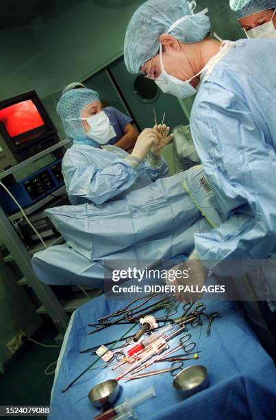 Une équipe de chirurgiens prépare l'ablation d'un kyste ovarien par coelioscopie, le 21 juillet 2001, à l'Hôpital franco-britannique de...