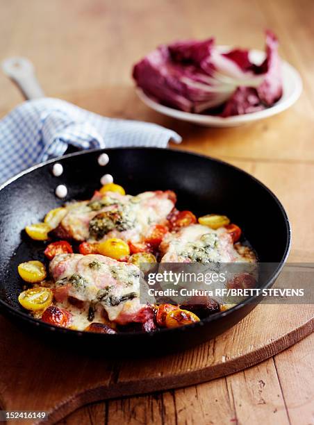 pan of chicken and tomatoes - couve rouxa imagens e fotografias de stock