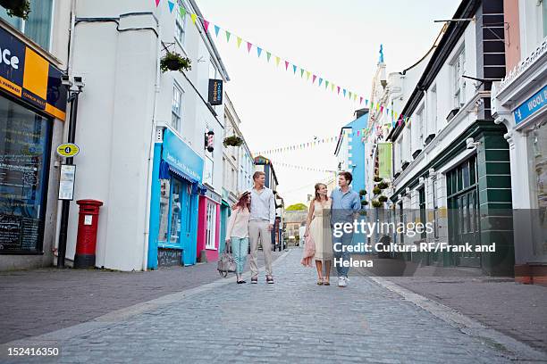 couples walking together on city street - falmouth england - fotografias e filmes do acervo