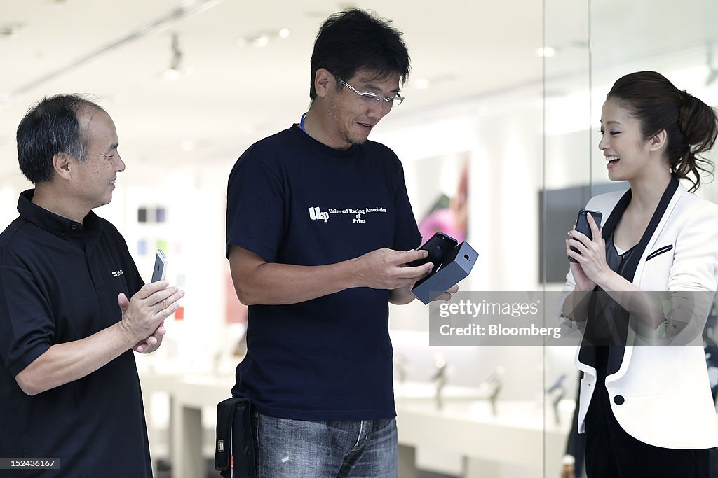 Apple Poised to Sell 10 Million IPhones in Record Weekend Debut