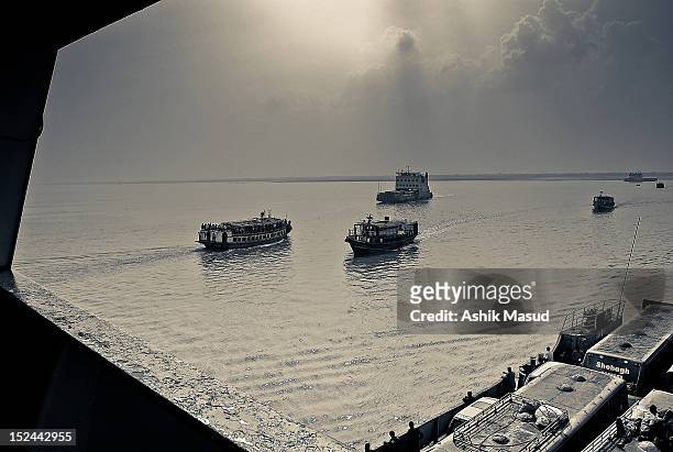 ferri, steamer sailing up padma river, bangladesh - ferro bildbanksfoton och bilder