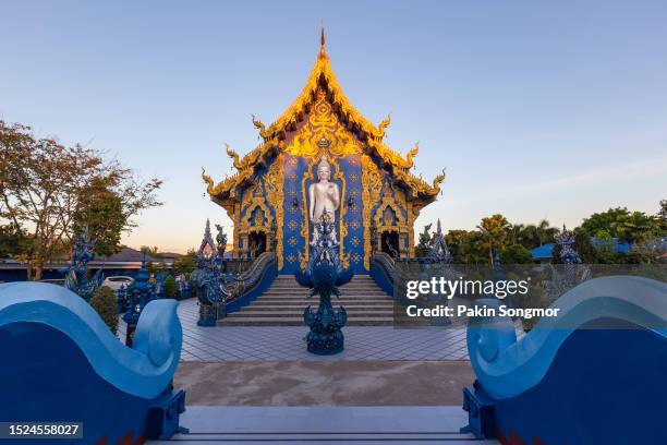 wat rong sua ten temple, chiang rai province, thailand, it's a popular destination and landmark of chiang rai - wat imagens e fotografias de stock