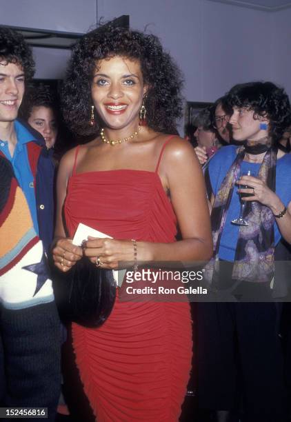 Actress Diahnne Abbott attends Ethel Scull's Opening Night Exhibition on May 5, 1987 at the Philippe Daverio Gallery in New York City.
