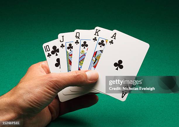 hand holding five playing cards - rey de trébol fotografías e imágenes de stock