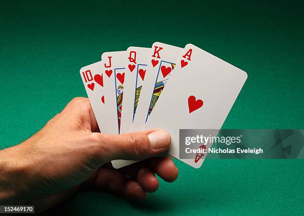 hand holding five playing cards - rey de trébol fotografías e imágenes de stock