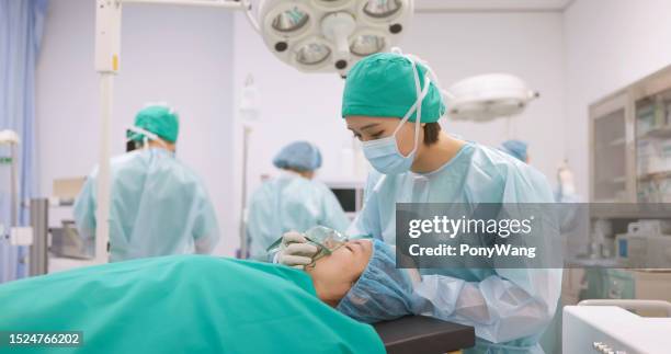 surgeons in hospital operating room - anaesthetic stock pictures, royalty-free photos & images