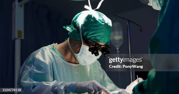 chirurgen im operationssaal des krankenhauses - neurosurgery stock-fotos und bilder