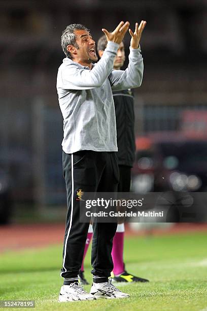 Ternana head coach Domenico Toscano shouts instructions to his players during the Serie B match between Empoli FC and Ternana Calcio at Stadio Carlo...