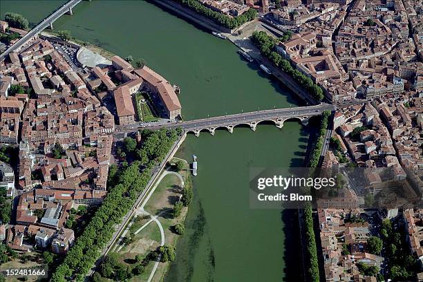 An aerial image of Pont Neuf, Toulouse