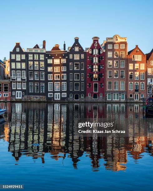 häuser am grachten in amsterdam - fluss amstel stock-fotos und bilder