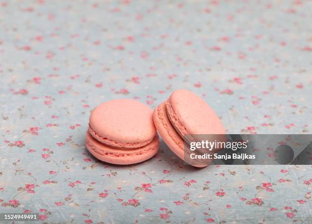 two macaroons cookies - macaron photos et images de collection