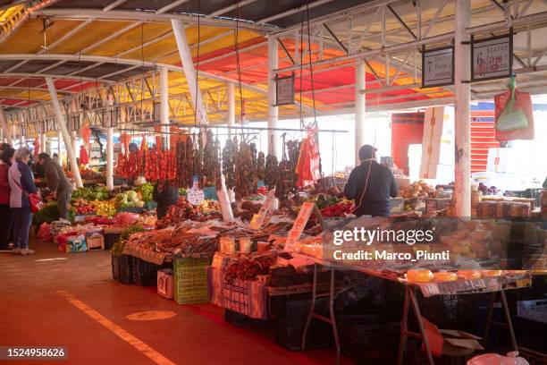 mercato del pesce a valdivia, cile - valdivia città del cile foto e immagini stock