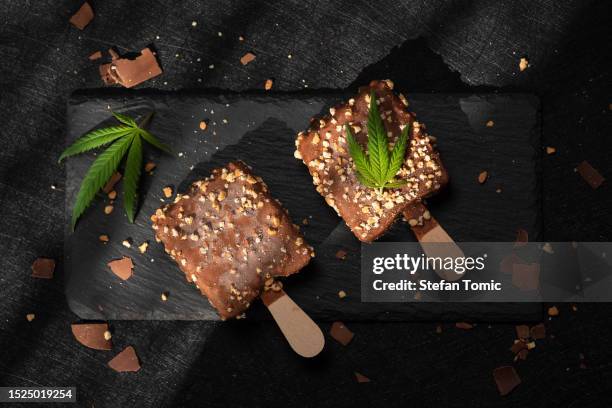 チョコレートとアーモンドで覆われたアイスクリ�ーム - cannabis cuisine ストックフォトと画像