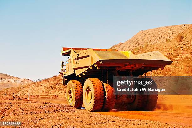 truck at an iron ore mine, western australia - banagan dumper truck stock pictures, royalty-free photos & images