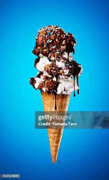 ice cream cone with chocolate sauce and sprinkles - barquilla de helado fotografías e imágenes de stock