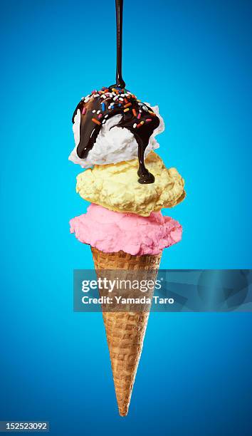 ice cream cone with chocolate sauce and sprinkles - gekleurde hagelslag stockfoto's en -beelden