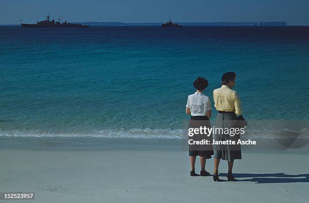 jervis bay - vintage 1950s woman stock pictures, royalty-free photos & images