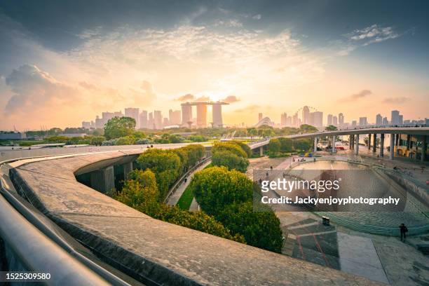 singapore is a smart city and a city of sustainable growth. - marina bay singapore bildbanksfoton och bilder