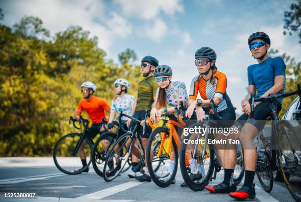 retrato de grupo de ciclista asiático chinês olhando para longe no meio da estrada com atitude legal cena rural - líder da corrida atleta - fotografias e filmes do acervo