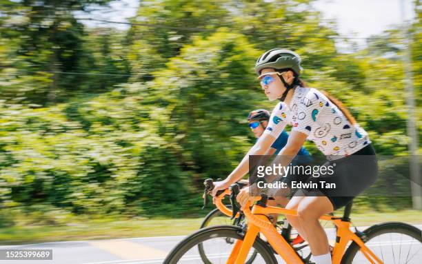 ciclista asiática chinesa lidera evento de ciclismo rural - líder da corrida atleta - fotografias e filmes do acervo