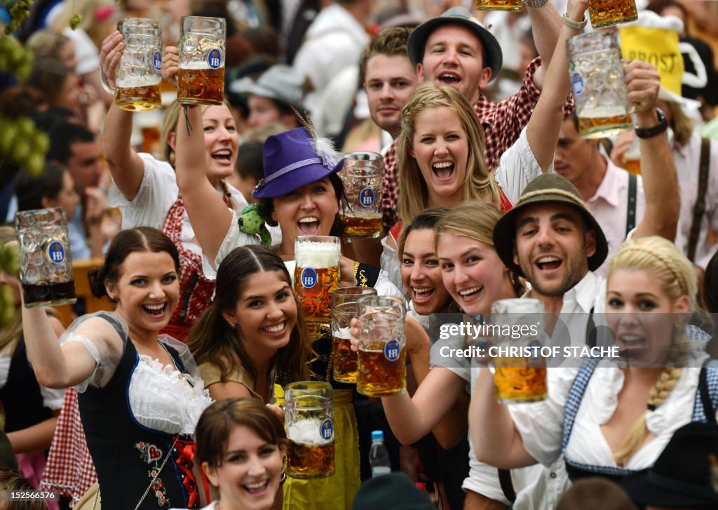 GERMANY-MUNICH-FESTIVAL-DRINK-LIFESTYLE-BEER-OKTOBERFEST
