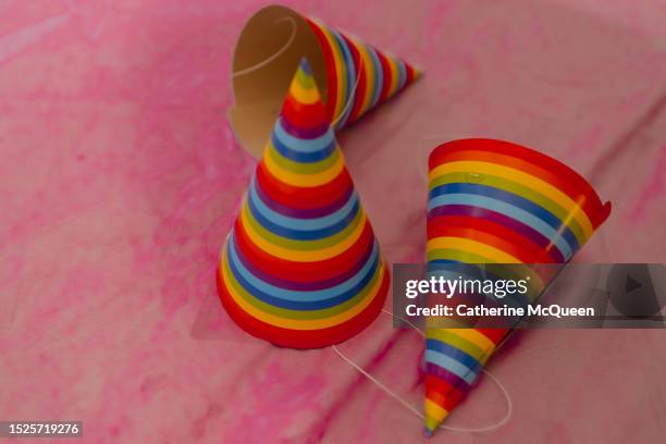 party hats after celebration - messy table after party - fotografias e filmes do acervo