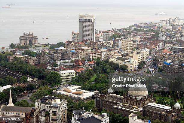cityscape of mumbai - gateway to india stock-fotos und bilder