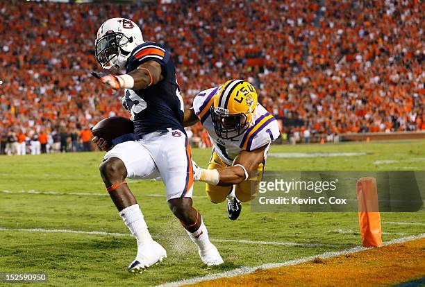 Onterio McCalebb of the Auburn Tigers scores a touchdown past Eric Reid of the LSU Tigers at Jordan Hare Stadium on September 22, 2012 in Auburn,...