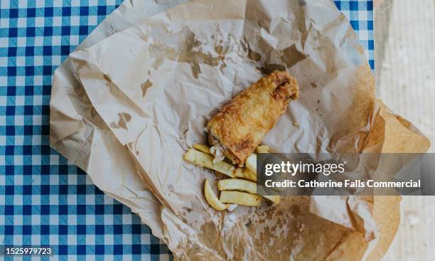 top down of fish and chips on a checkered tablecloth - bacalhau cozido imagens e fotografias de stock