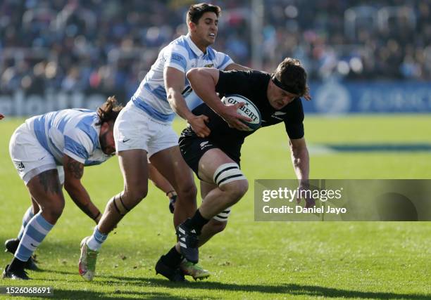 Scott Barrett of New Zealand defends the ball during a Rugby Championship match between Argentina Pumas and New Zealand All Blacks at Estadio...