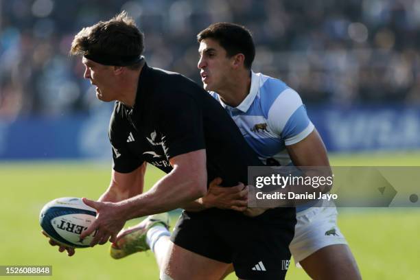 Scott Barrett of New Zealand passes the ball during a Rugby Championship match between Argentina Pumas and New Zealand All Blacks at Estadio Malvinas...