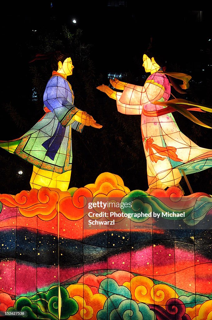 A lantern of man and woman wearing Hanboks