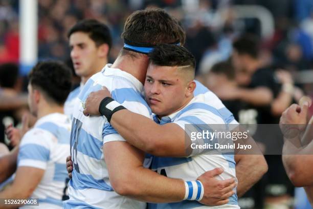 Thomas Gallo of Argentina hugs teammate Eduardo Bello during a Rugby Championship match between Argentina Pumas and New Zealand All Blacks at Estadio...