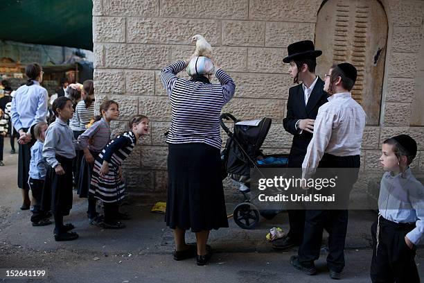 Kaparot Ritual 596 Kaparot Ceremony Performed In Israel Stock Photos, High-Res ...