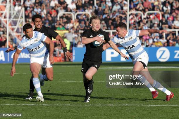 Damian McKenzie of New Zealand runs with the ball against Emiliano Boffelli of Argentina during a Rugby Championship match between Argentina Pumas...