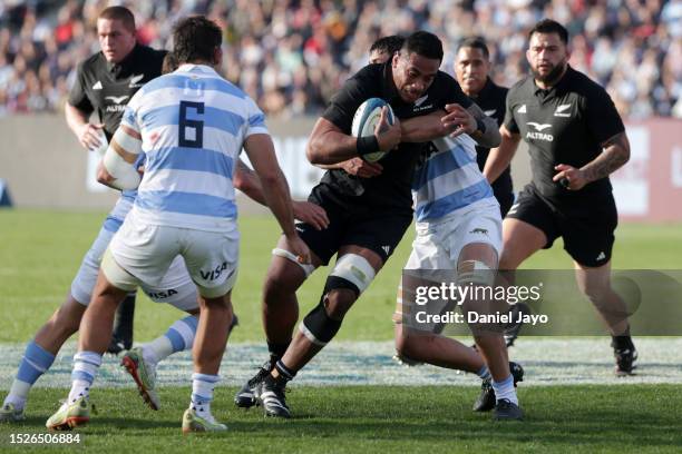 Shannon Frizell of New Zealand is tackled during a Rugby Championship match between Argentina Pumas and New Zealand All Blacks at Estadio Malvinas...