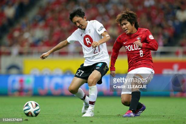 Hideo Hashimoto of Vissel Kobe and Yosuke Kashiwagi of Urawa Red Diamonds compete for the ball during the J.League J1 match between Urawa Red...