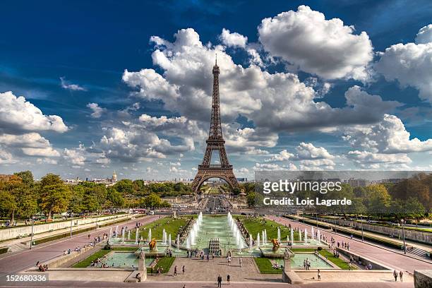 eiffel tower and trocadero square - quartier du trocadéro stock pictures, royalty-free photos & images