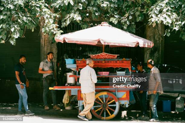 leben in alexandria, ägypten - road to war in middle east and north africa stock-fotos und bilder